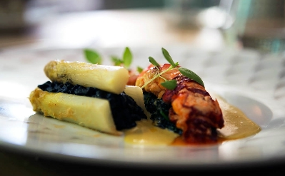 Homard bleu, risotto à l'encre de seiches et asperges Val de Loire