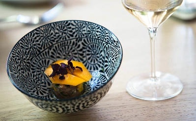 Thon rouge, mangue et quelques aromates